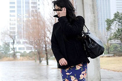 乳首だけ露出してコンビニに行くドスケベ巨乳熟妻 真っ白な雪原露出 高梨耀子