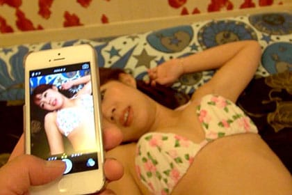 水着モデルと称し卑猥なポーズを要求！ ついでにセクハラ三昧されてその気になってきちゃった素人娘 みほ