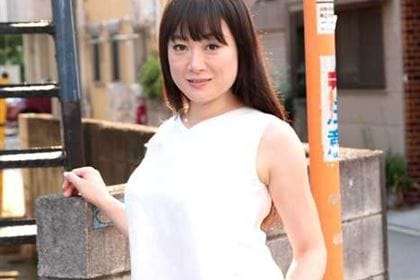 人妻を汚す！～スキンケア商品でお肌もアソコもスベスベに～