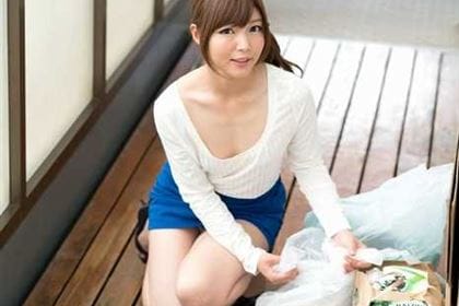 朝ゴミ出しする近所の遊び好きノーブラ奥さん 碧しの(篠めぐみ)