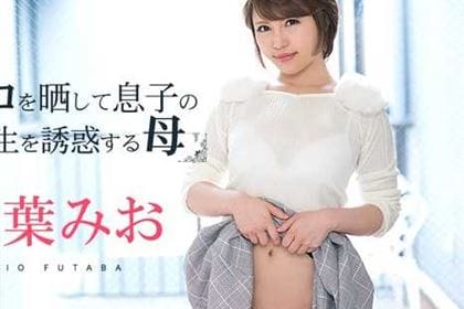 マンコをさらして息子の同級生を誘惑する母