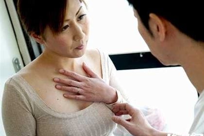若い男をノーブラ姿で誘う奥さん 榎田まゆ美