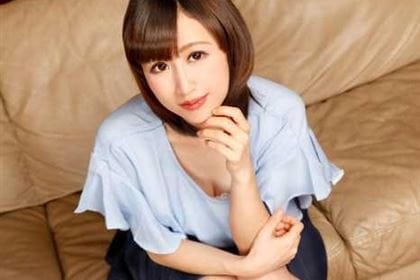 顔射に興奮する下から目線のドM美女 三花れな