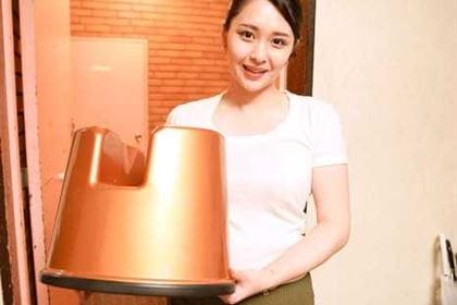 スケベ椅子持参！ 玄関で即尺してくれる宅配ソープ嬢 星野さやか(白咲花)