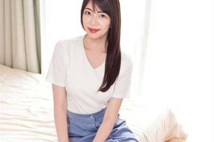 息子の友達を誘惑する我慢できないドスケベママ 華月さくら