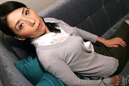 肉棒を乳首に擦り付け、感じる淫乱妻 田宮千鶴
