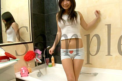 18歳ロリっ娘のシャワー遊び！透けた乳首がたまらない・・ / マリー