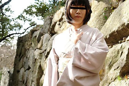 着物姿の巨乳妻 豊満野外露出 牧野人美