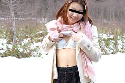 真っ白な雪景色でピンク色のオマ◯コ露出するロリむすめ 佐々木愛