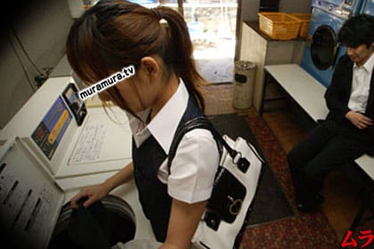 OLの多いコインランドリーでわざと財布を置き忘れ財布をネコババした娘にお仕置きしました！