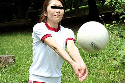 モデル募集広告に応募してきた熟女 学生時代のバレーボール部を思い出しブルマ姿で公園露出 須藤紀子