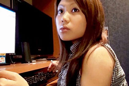 ネットカフェで噂のバイト娘に突撃レポート! 個室に進入してバイト内容の真相に迫る!! さゆり