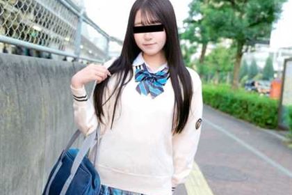 制服娘を電車でイタズラ 根岸由香
